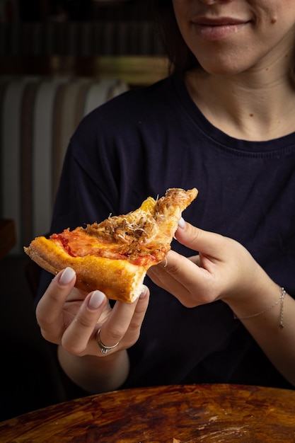 Foto deliciosa pizza con queso, verduras, salsa en un restaurante