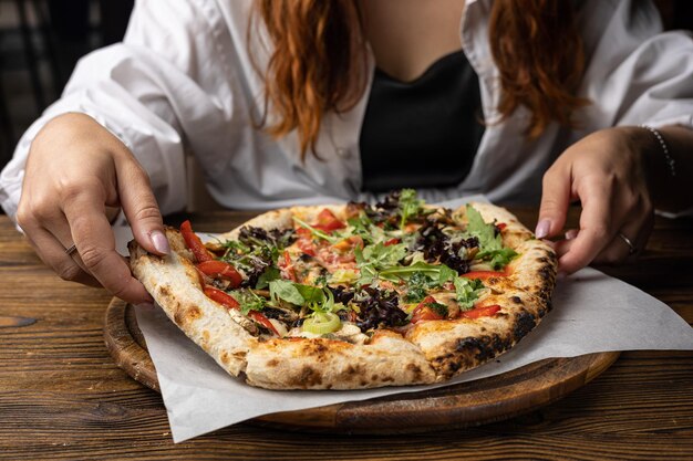 Foto deliciosa pizza en el restaurante