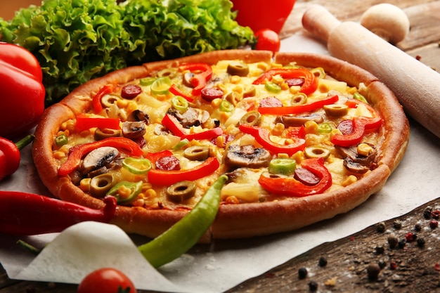 Deliciosa pizza en rodajas con primer plano de verduras