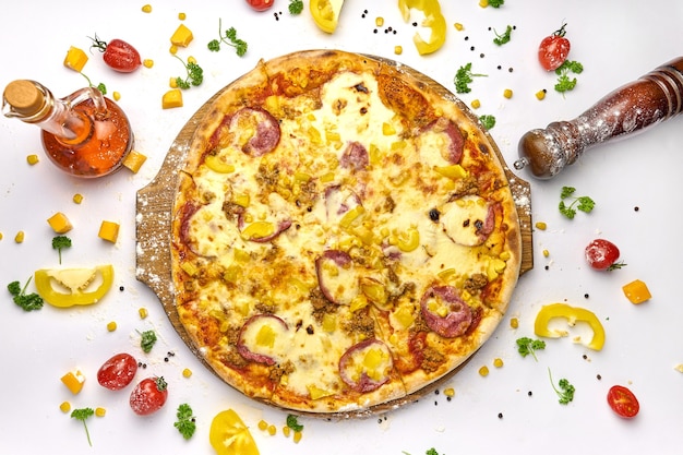 Deliciosa pizza con salchicha y maíz