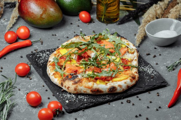 Deliciosa pizza con salmón y verduras. pizza italiana
