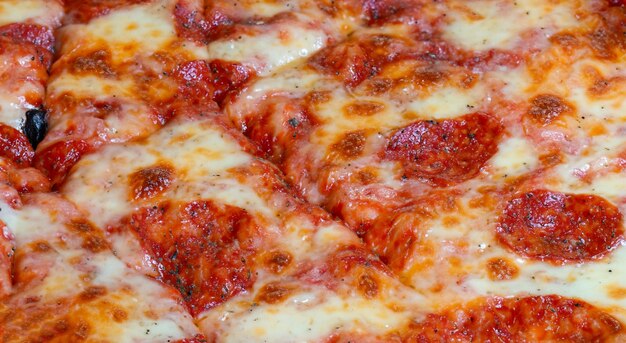 deliciosa pizza tradicional en un horno lista para comer o servir