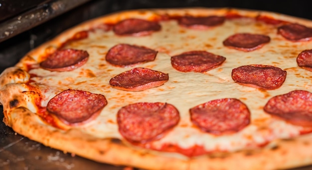 deliciosa pizza tradicional no forno pronta para comer ou servir em alta resolução