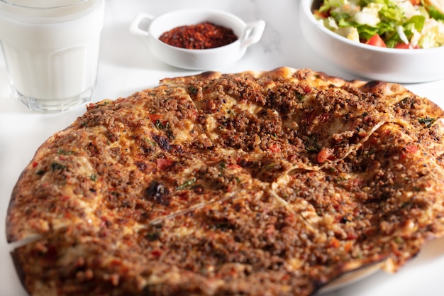 Deliciosa pizza turca Lahmacun. Este Lahmacun es sabroso y delicioso.