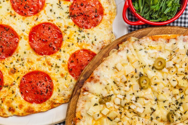 Deliciosa pizza vegetariana de palmito com queijo mussarela e pizza de pepperoni pizza assada em casa