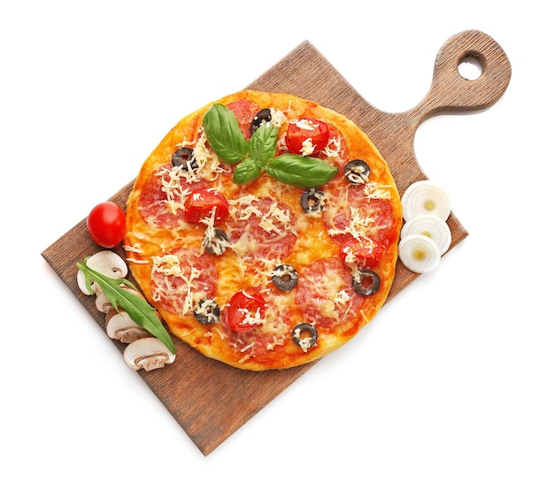 Foto deliciosa pizza con verduras y hierbas aisladas en blanco