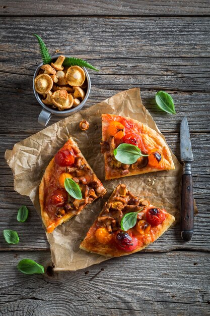 Deliciosa pizza en una vieja mesa rústica de madera