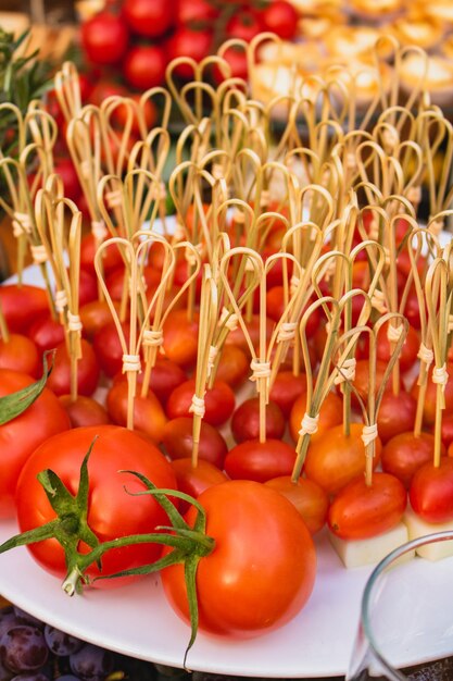 Deliciosa porção de pequenos tomates em forma de salgadinhos