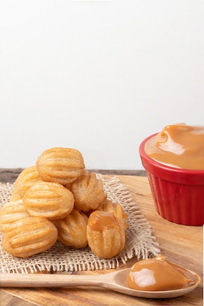 Deliciosa porción de mini churros rellenos de dulce de leche