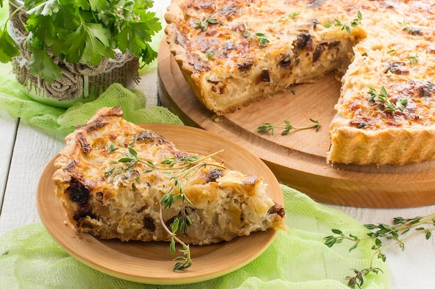 Deliciosa quiche casera con col y ciruelas secas