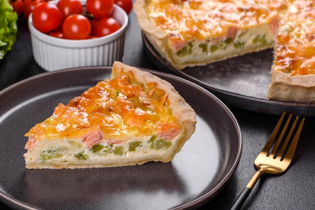 Deliciosa quiche fresca com brócolis, salmão e queijo