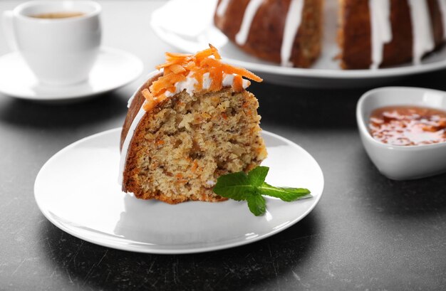 Deliciosa rebanada de pastel de zanahoria con menta en el plato