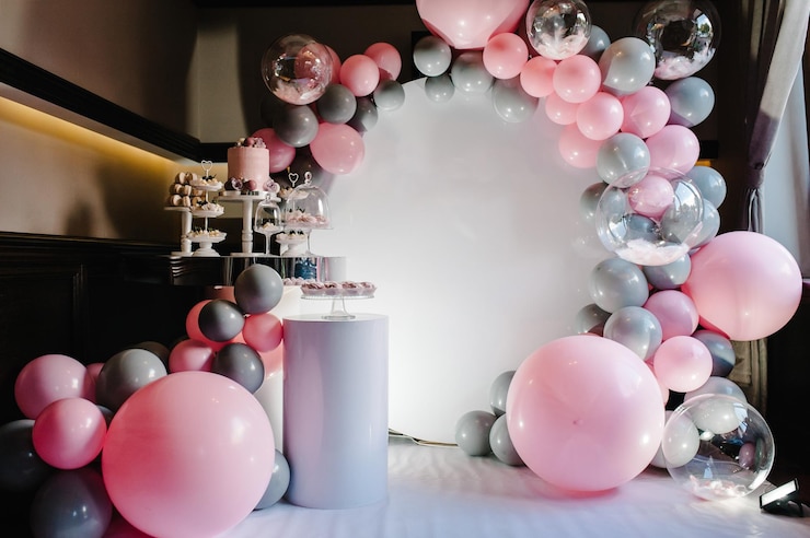 Foto deliciosa recepção de casamento bolo de aniversário em uma decoração de festa de balões de fundo copiar espaço conceito de celebração bolo na moda barra de doces mesa com sobremesa de doces doces