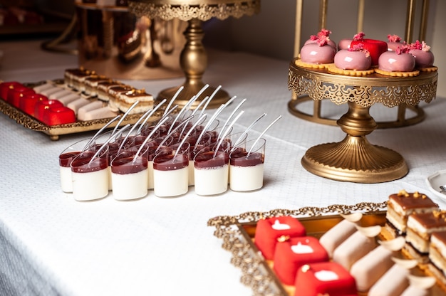 Deliciosa recepção de casamento, mesa de sobremesa com barra de chocolate ou festa de ano novo