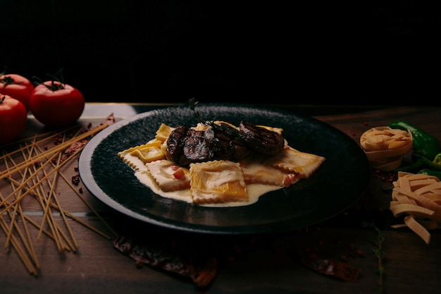 Deliciosa refeição de carne na mesa