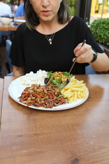 Deliciosa refeição de carne na mesa