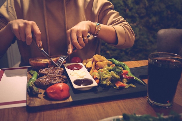 Deliciosa refeição de carne na mesa