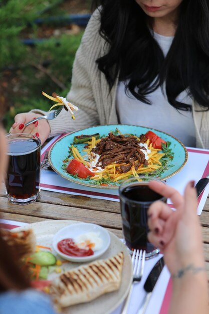 Deliciosa refeição de carne na mesa