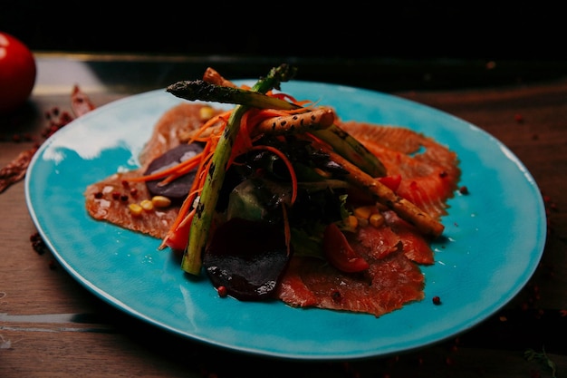 Deliciosa refeição de carne na mesa