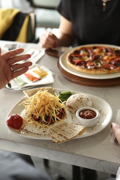 Deliciosa refeição de carne na mesa