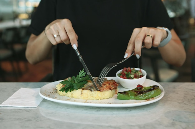 Deliciosa refeição de carne na mesa