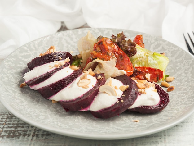 Deliciosa remolacha al horno con queso y anacardos.