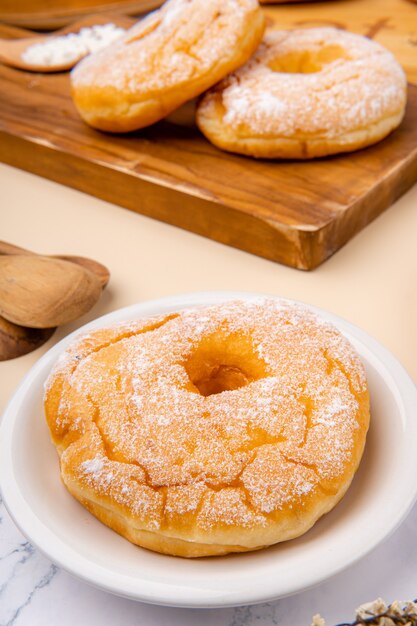 deliciosa rosquilla o rosquilla casera La rosquilla es popular en muchos países y se prepara en varias formas como un bocadillo dulce que se puede hacer en casa o comprar en los supermercados de panaderías