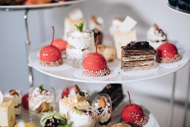 Deliciosa y sabrosa mesa de postres con cupcakes en la recepción de la boda