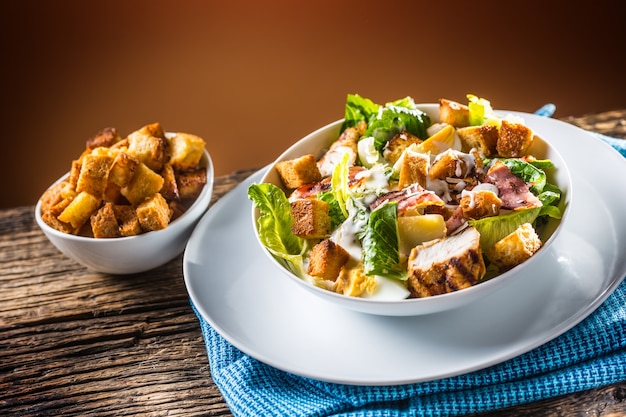 Deliciosa salada caesar com croutons de peito de frango grelhado, ovos, bacon e queijo parmesão