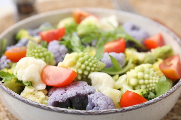 Deliciosa salada com couve-flor e tomate closeup