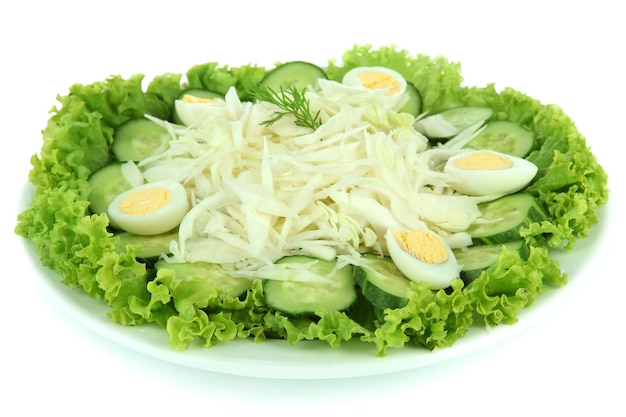 Deliciosa salada com repolho de ovos e pepinos isolados em branco