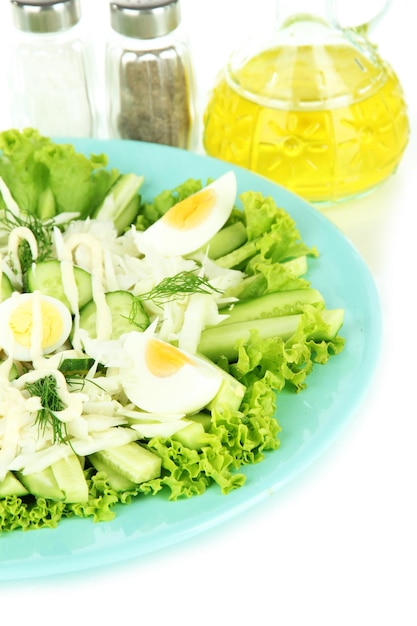 Deliciosa salada com repolho de ovos e pepinos isolados em branco