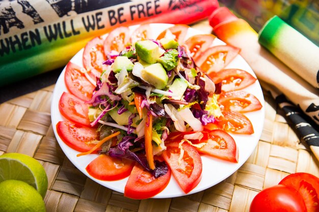 Foto deliciosa salada de abacate com tomates frescos