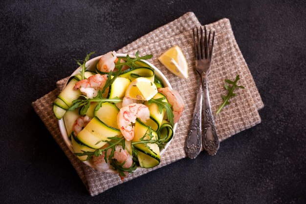 Deliciosa salada de frutos do mar frescos com camarões e abobrinha