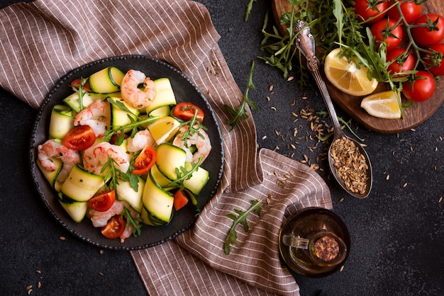 Deliciosa salada de frutos do mar frescos com camarões e abobrinha