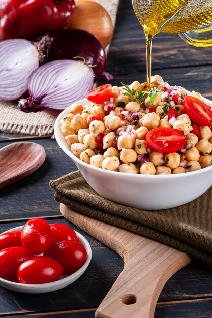 Deliciosa salada de grão de bico com tomate, cebola, pimentão e salsa