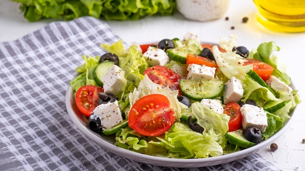 Deliciosa salada de legumes com queijo feta e azeitonas.