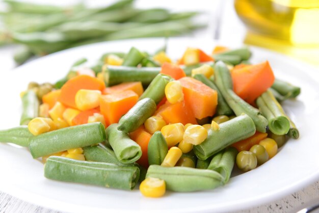 Deliciosa salada de legumes no prato na mesa closeup