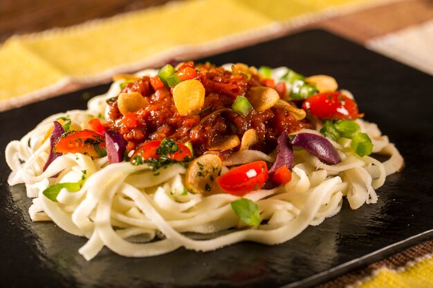 Deliciosa salada de macarrão com molho de tomate e vegetais