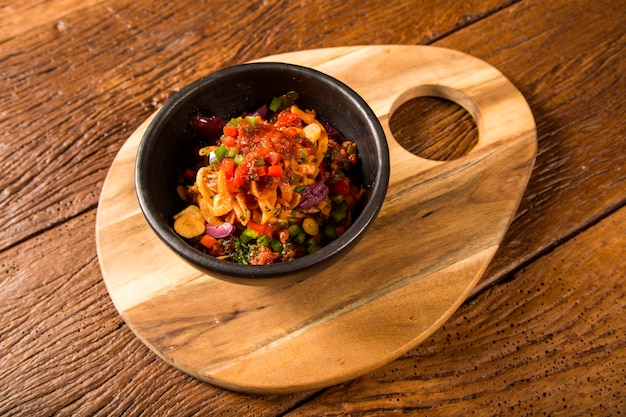 Deliciosa salada de macarrão com molho de tomate e vegetais