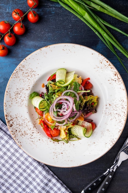 Deliciosa salada de rosbife e legumes em um prato. Vista do topo