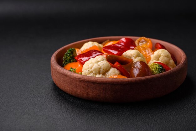 Deliciosa salada de tomate cereja fresco pimentão doce brócolis e couve-flor