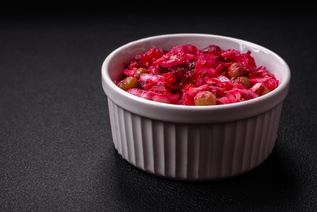 Foto deliciosa salada de vinagre suculenta de legumes cozidos batatas beterraba repolho e cenouras