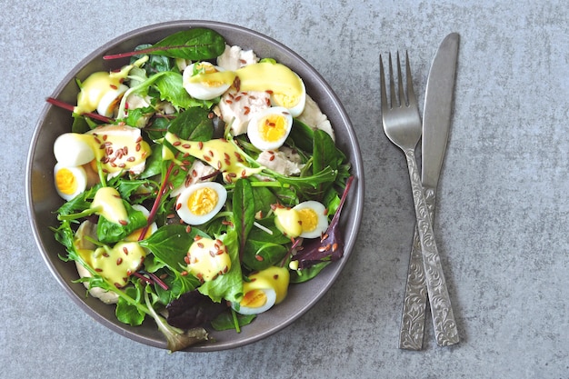 Deliciosa salada dietética nutritiva com peito de frango e ovos de codorna.