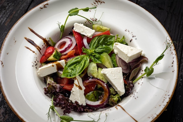 Deliciosa salada em um prato em uma mesa escura