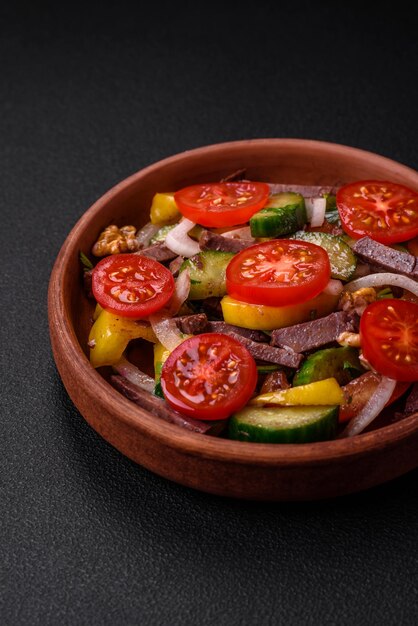 Deliciosa salada fresca com fatias de carne, tomate cereja, pimentão