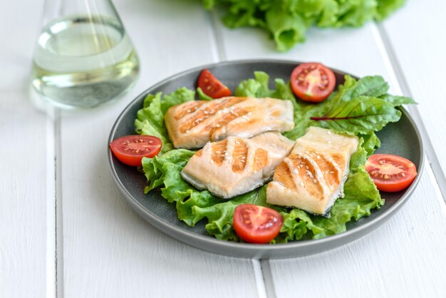 Deliciosa salada fresca com peixe, tomate e folhas de alface. Comida saudável