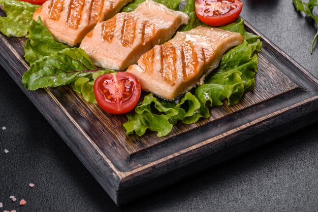 Deliciosa salada fresca com peixe, tomate e folhas de alface. Comida saudável