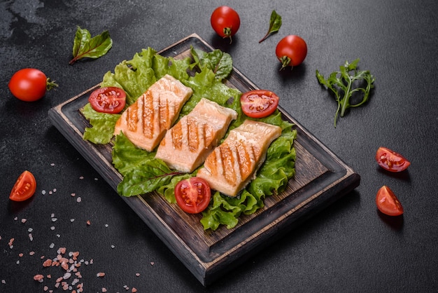 Deliciosa salada fresca com peixe, tomate e folhas de alface. Comida saudável