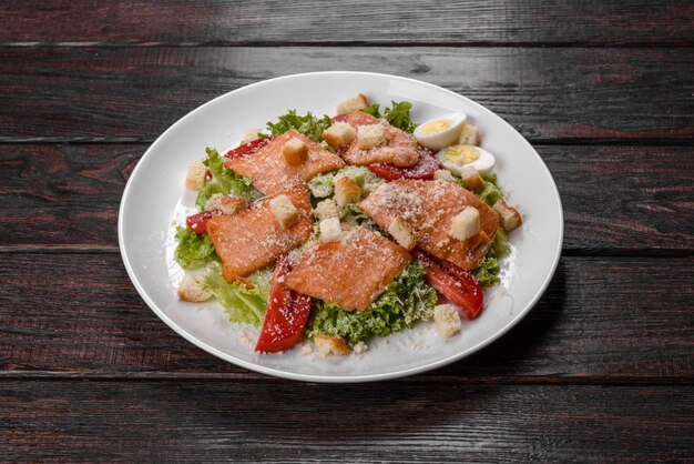 Deliciosa salada fresca com peixe vermelho para a mesa festiva